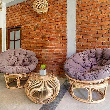 Drifter - Rooms & Food Midigama Timur Bagian luar foto