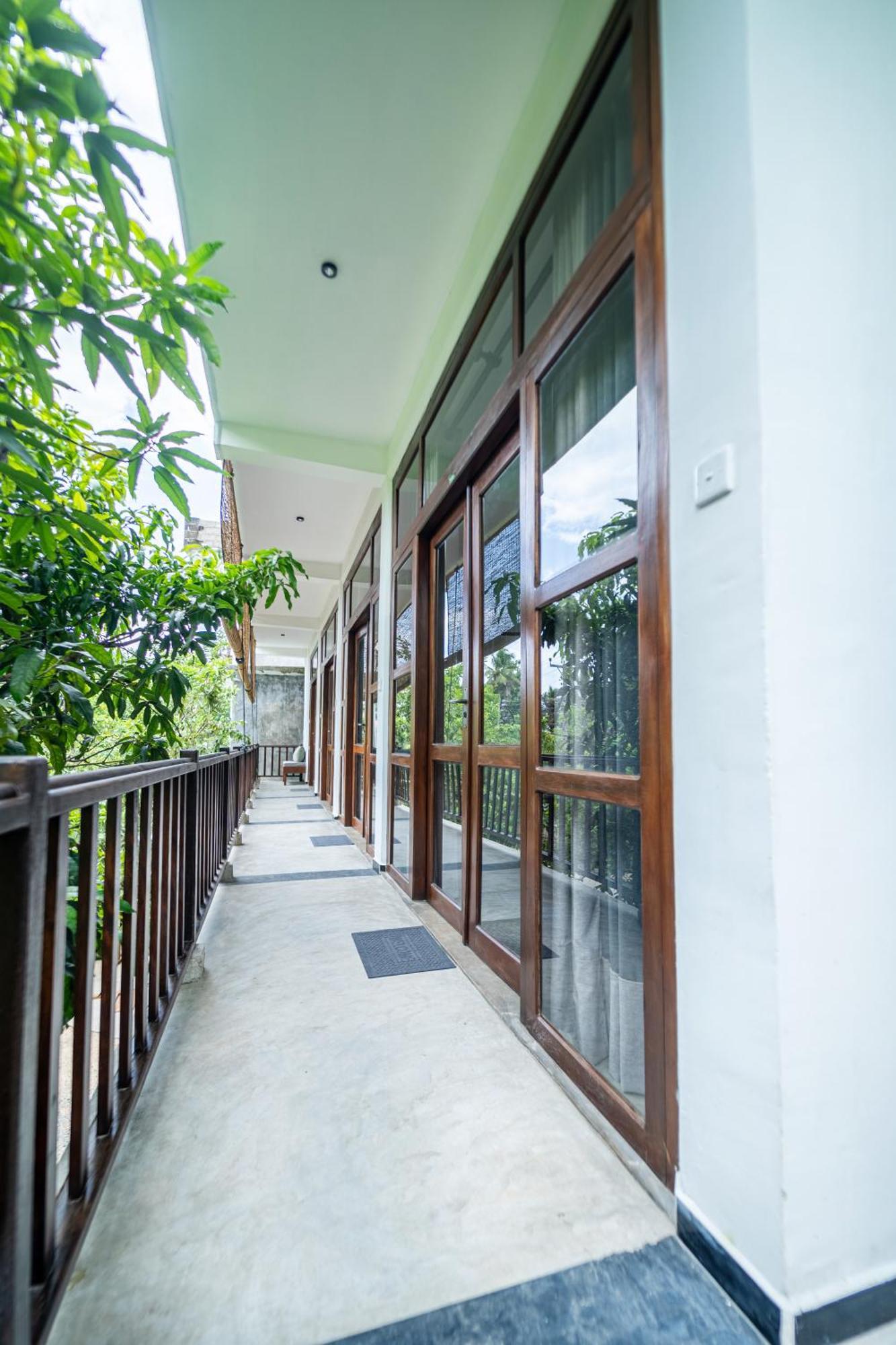 Drifter - Rooms & Food Midigama Timur Bagian luar foto
